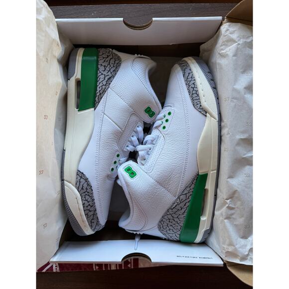 Air Jordan 3 Retro “Lucky Green” – New in Box – Perfect Gift  (W12 / M10.5) - Picture 4 of 6